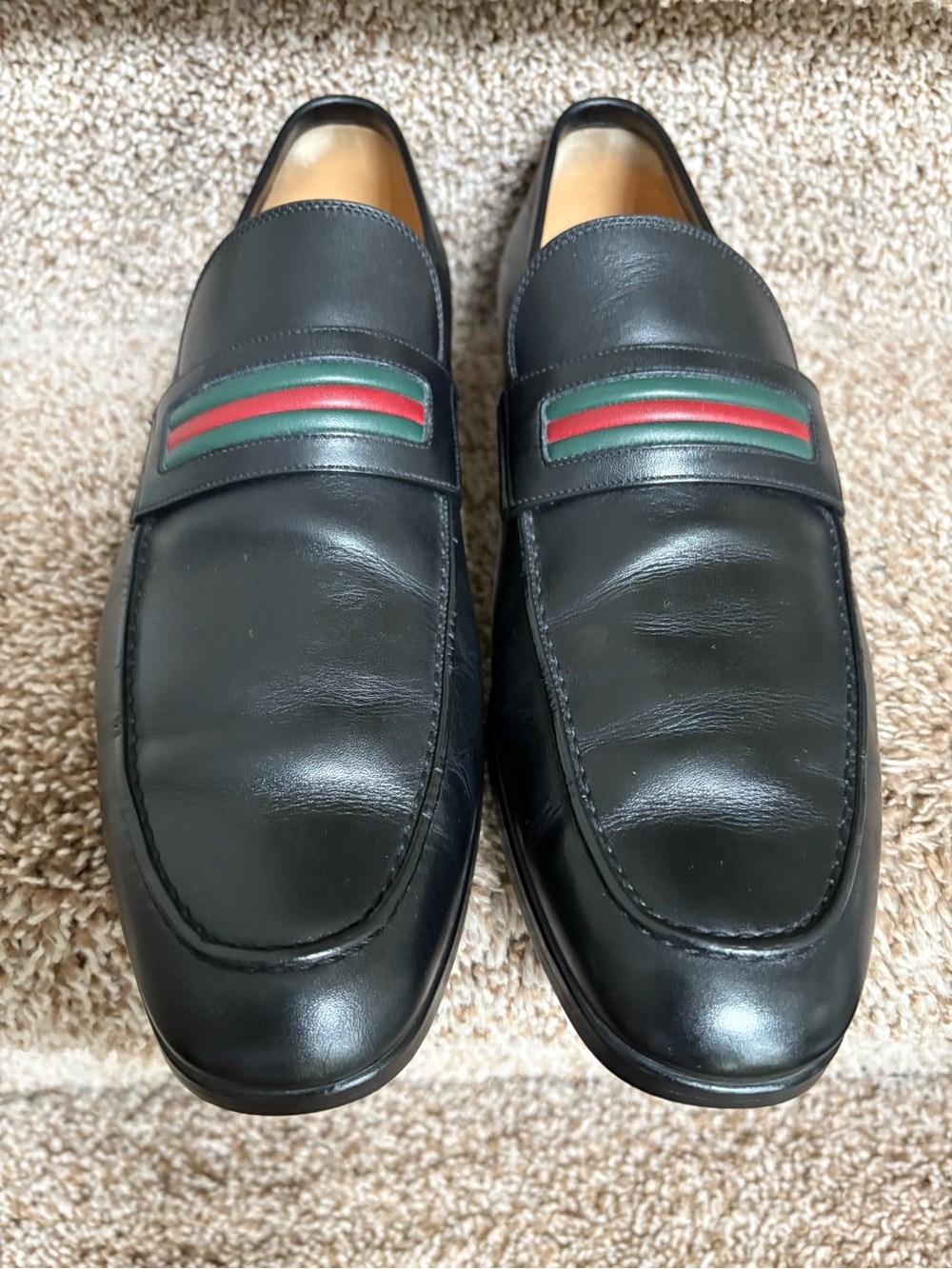 Gucci Men's Black Leather Loafers with Green & Red Stripe